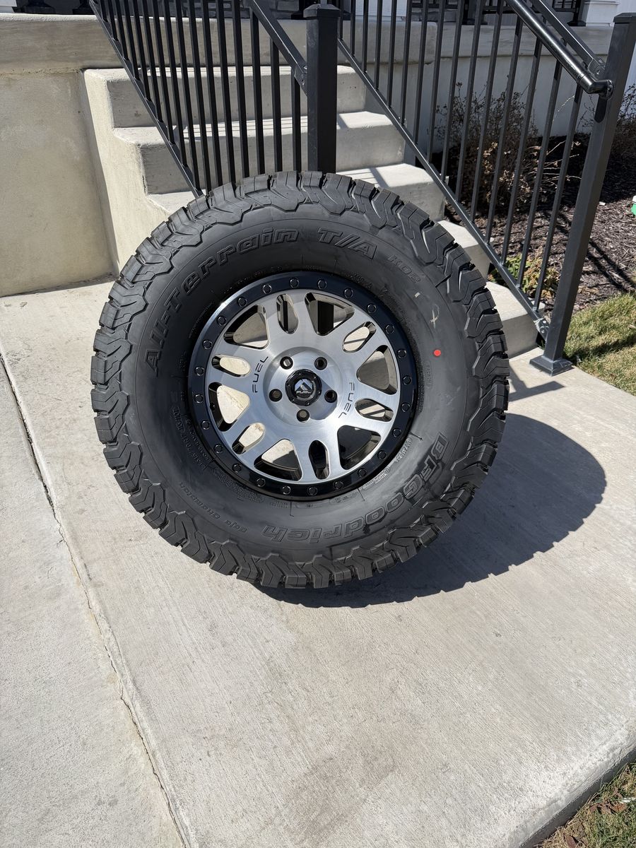 Jeep Wrangler Gladiator Rims and Tires 315/70R17