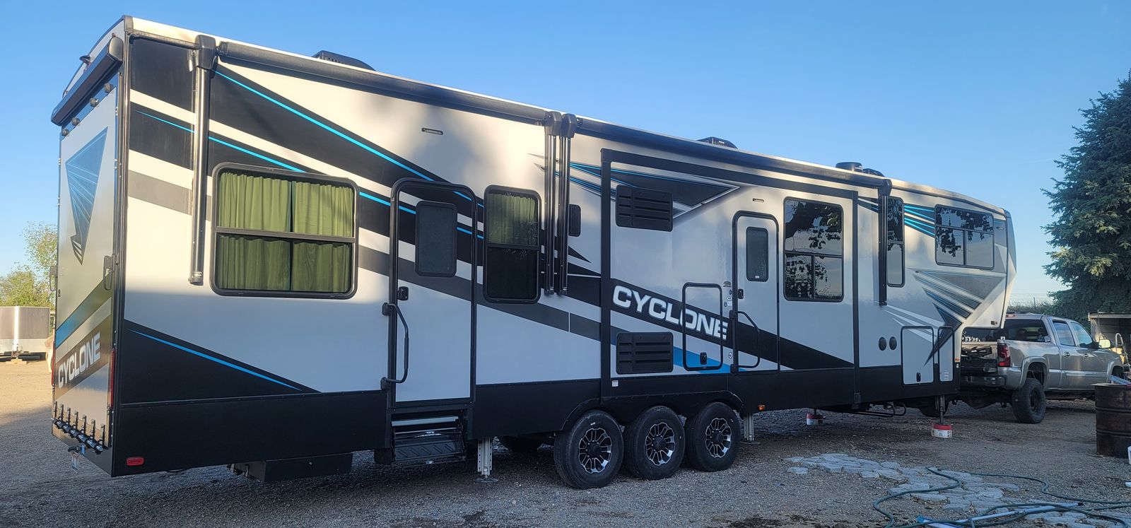 2022 Heartland Cyclone 4006 Fifth wheel Toy Hauler Trailer