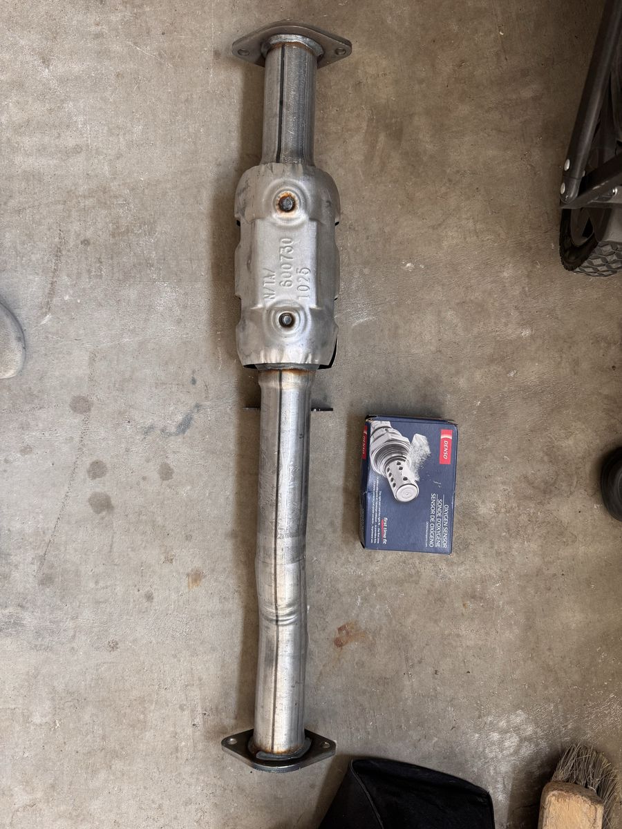 Brand New - Toyota Tacoma Rear Catalytic Converter & O2 Sensor (2000-2004 3.4L V6)