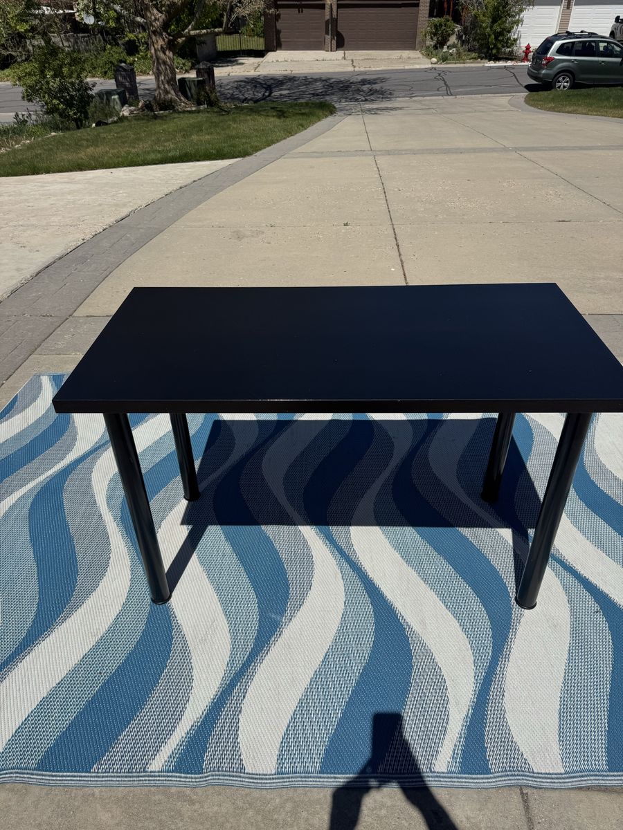 IKEA Vika Amon Table Desk with Black Top Round Legs
