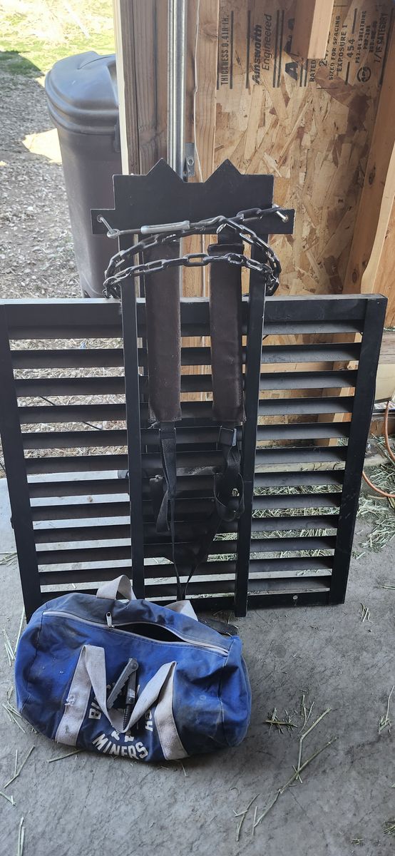 Hunting tree stand with foot pegs