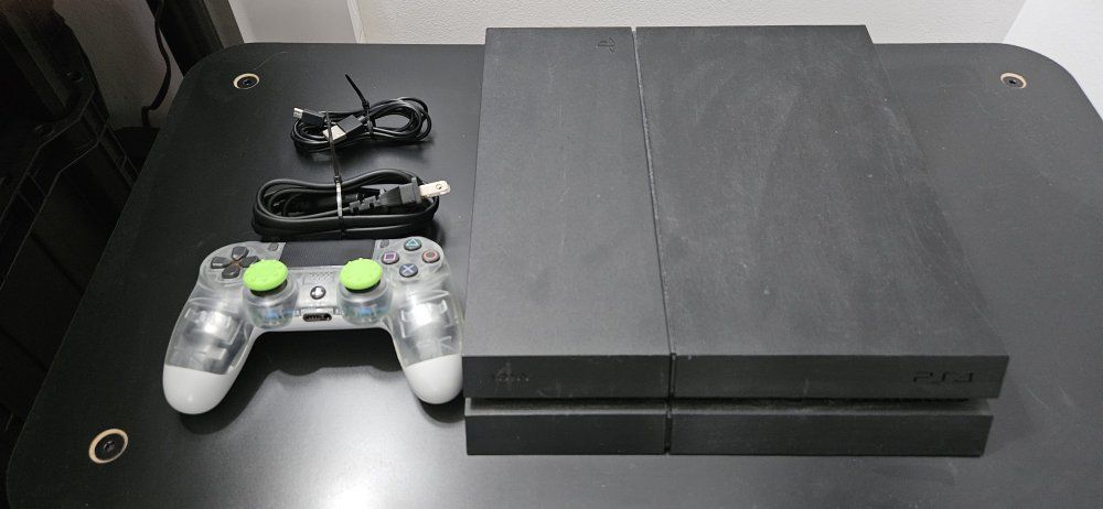PS4 / Playstation 4 with Controller
