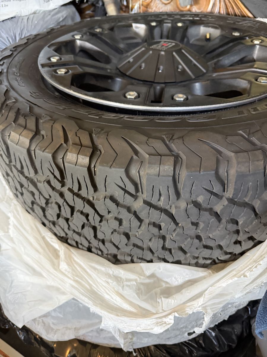 5 XD series wheels and tires 275/60/20 really good condition 5/150 bolt