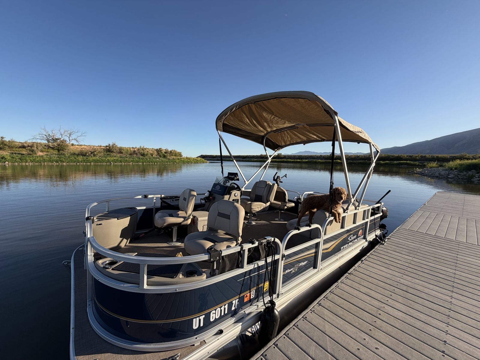 Sun Tracker Pontoon Boat 18 foot for Rent