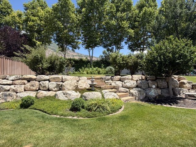 Landscape / Retaining Boulders for Sale from Large Matching Retaining Wall