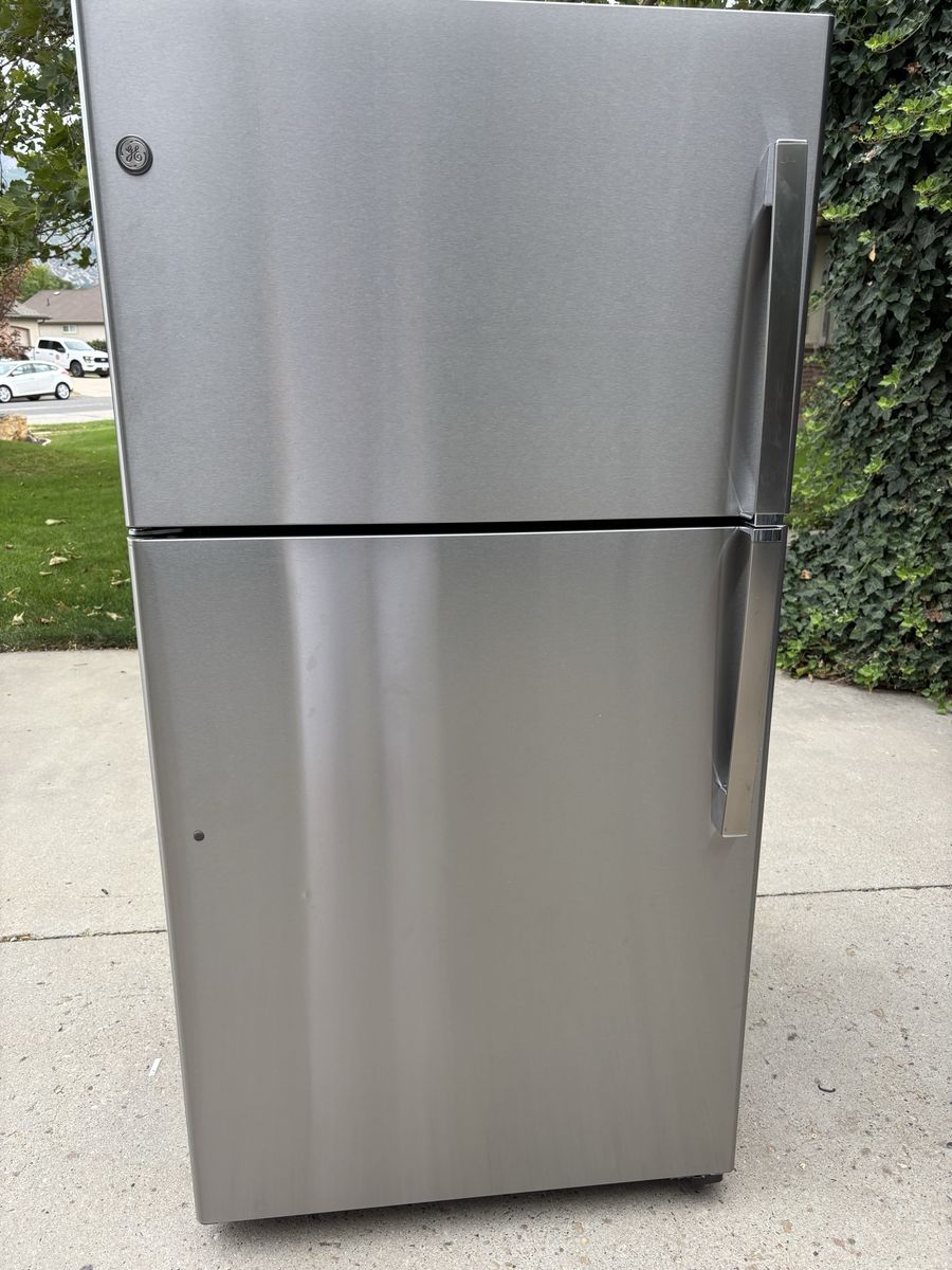 GE Top-Freezer Refrigerator- Stainless Steel