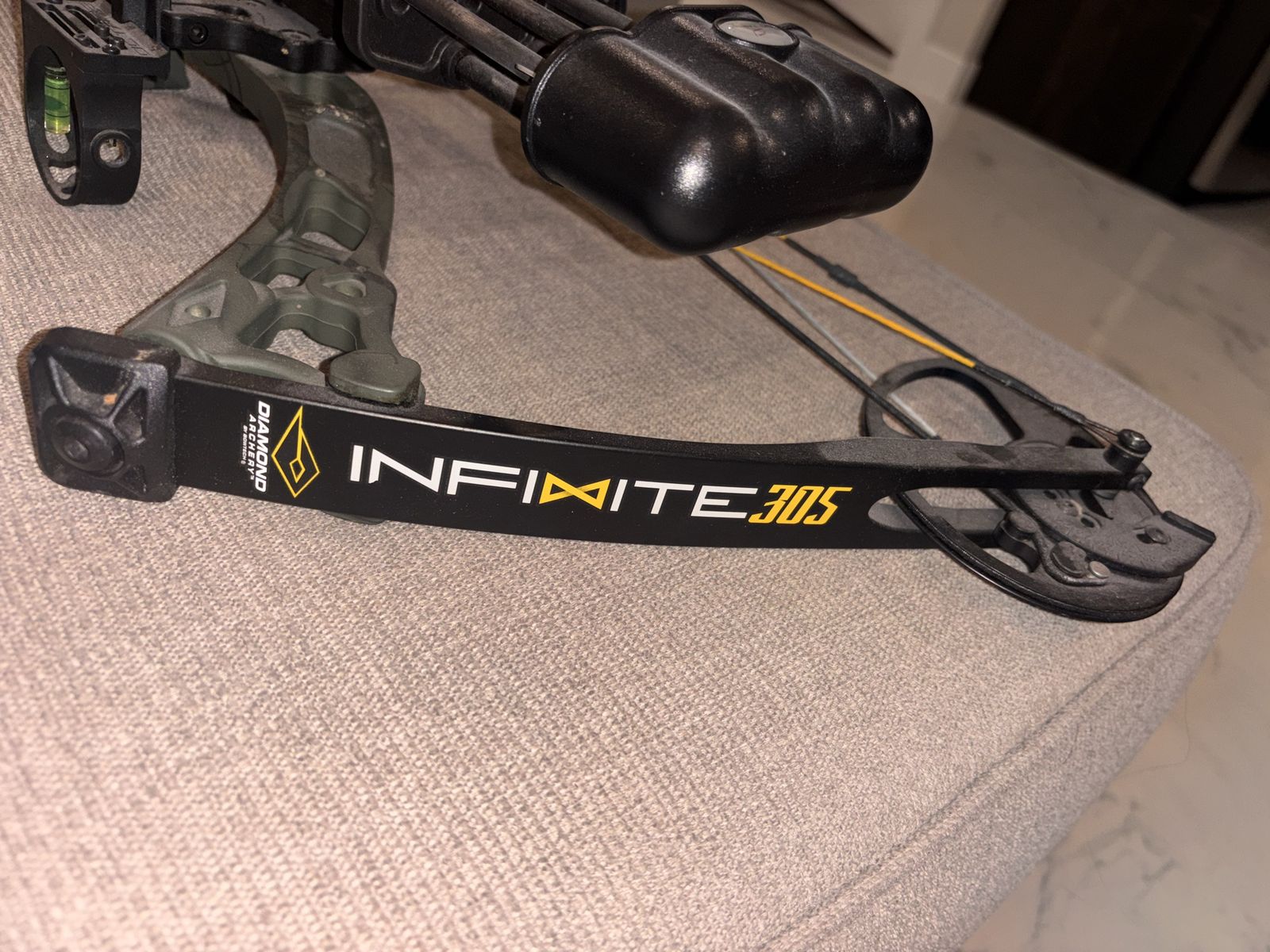 Diamond Archery Infinite 305 Compound Bow Package - Green Camo - Adjustable 7-70 lbs Draw Weight