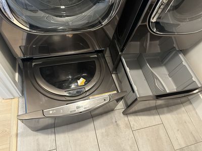 LG Washer & Dryer Pedestal - Excellent Condition