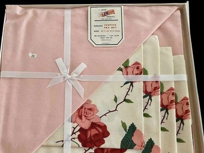 NEW - Vintage 1950s Wilendur Pink Rose Tablecloth 45x45 + 4 Napkin Set - In SEALED BOX - C PICS