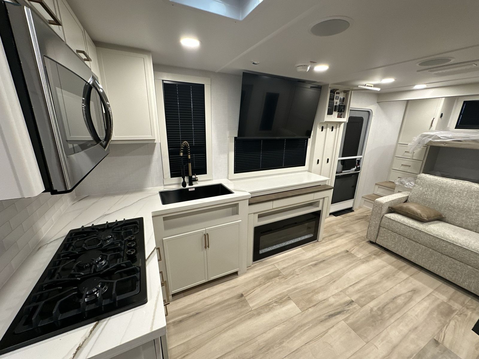 Main image 13