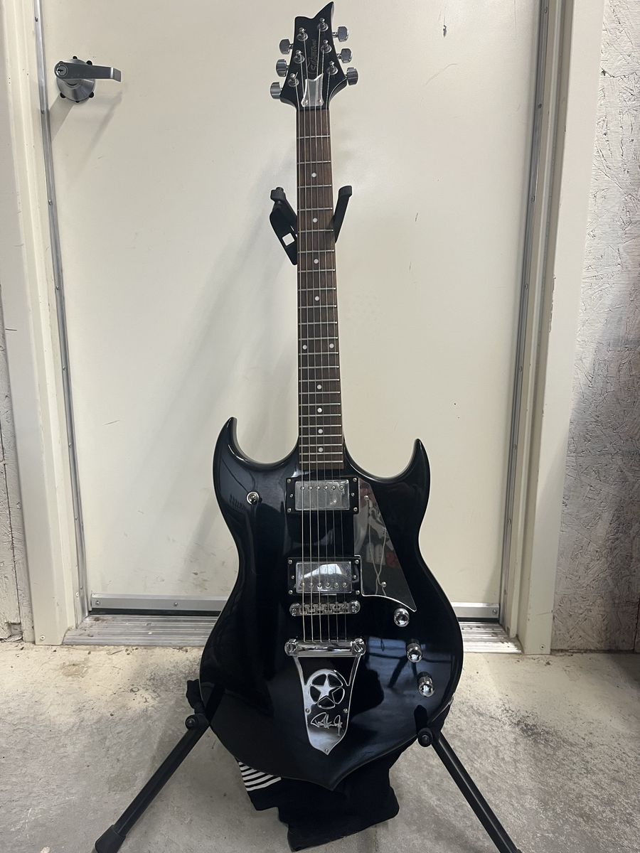 Silvertone PSSN-1 Paul Stanley signature guitar