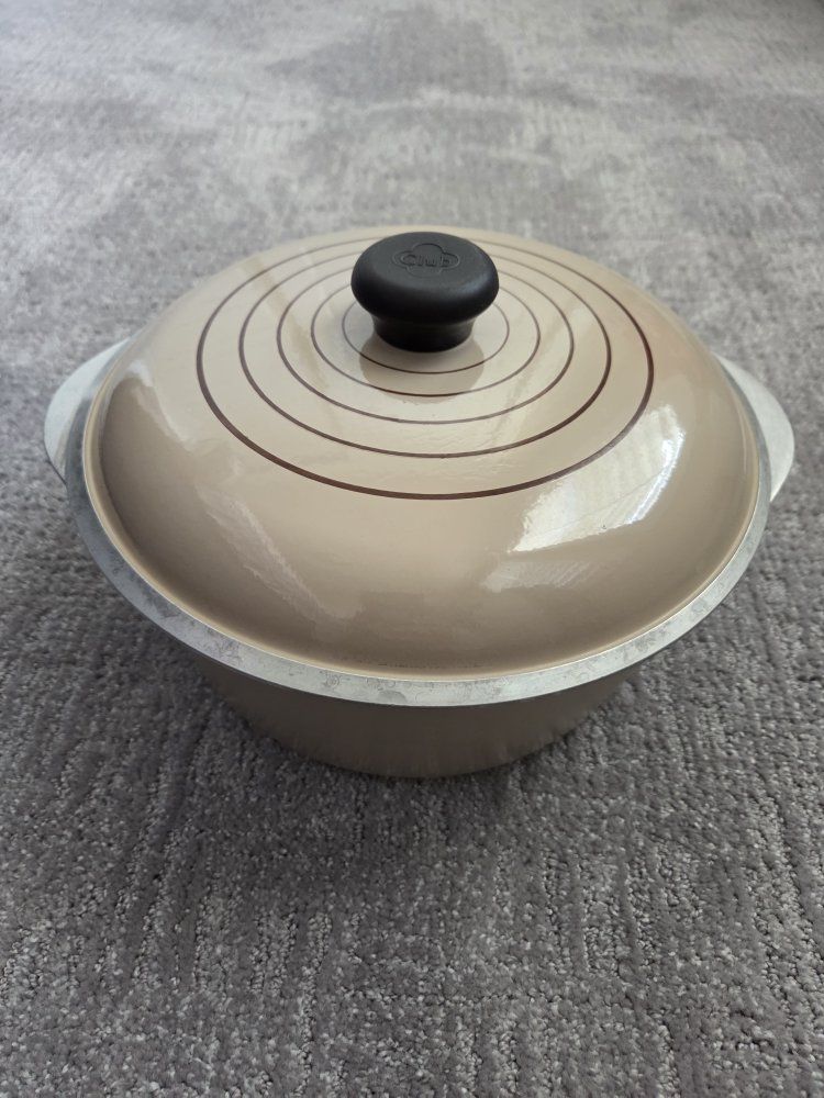 Vintage Club Aluminum Dutch Oven Pot with Lid Tan Harvest Gold
