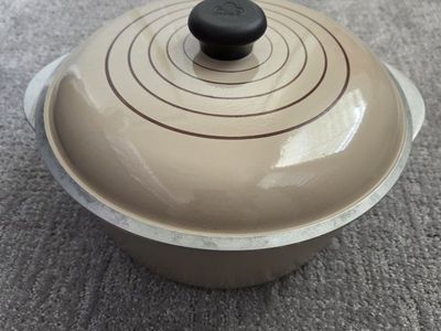 Vintage Club Aluminum Dutch Oven Pot with Lid Tan Harvest Gold