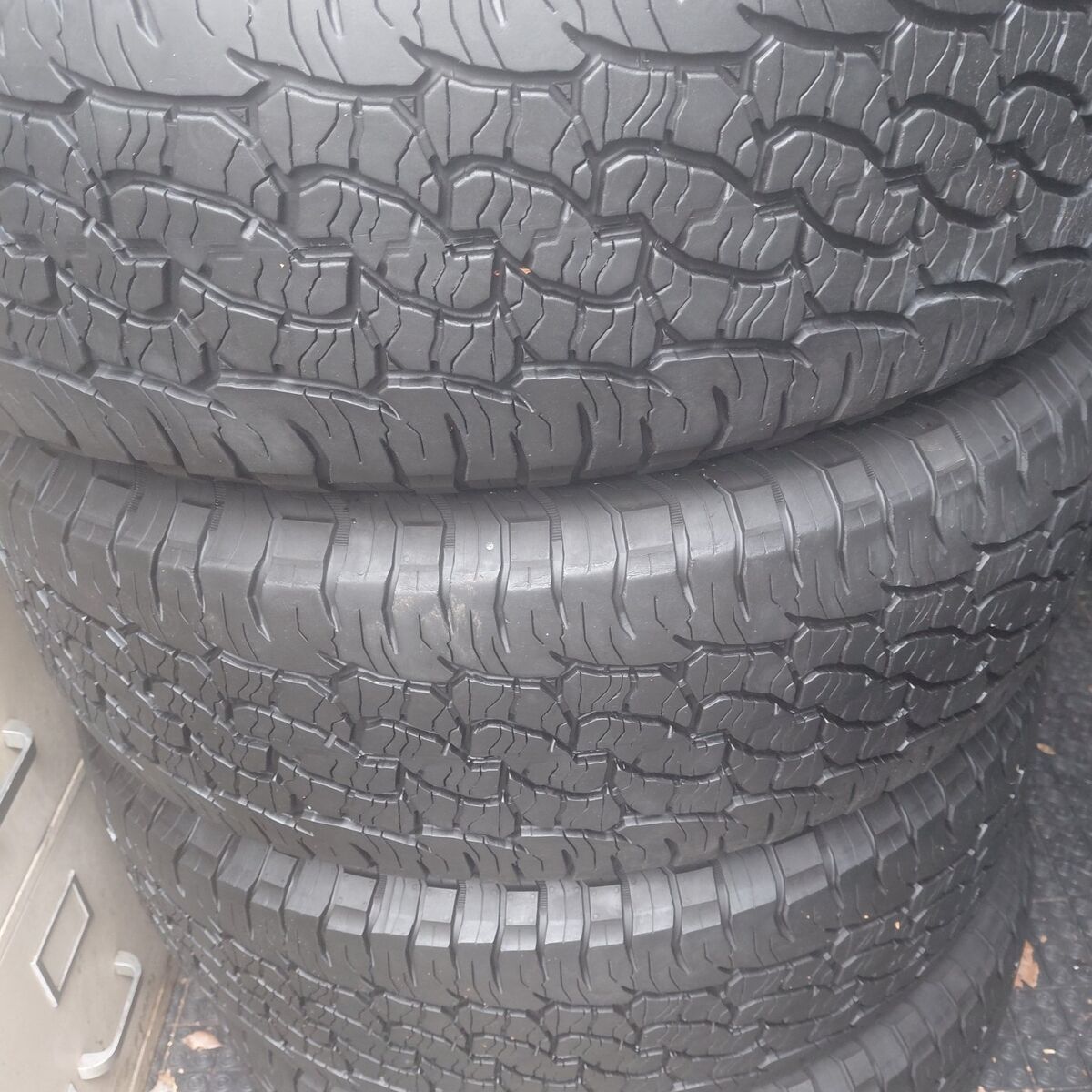selling a set of 4 265x70x17 bfgoodrich trail allt