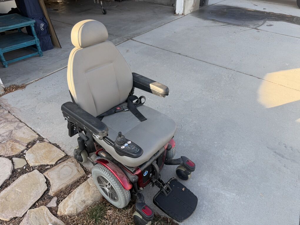 Jazzy 6000 Mobility Chair