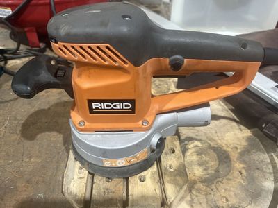 RIDGID 6 in. Dual-Mode Random Orbit Sander.