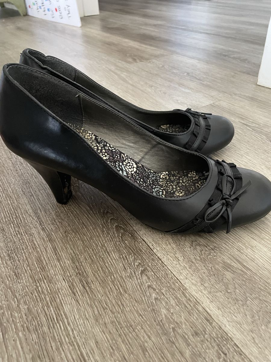 9.5 black ruffle bow mudd women’s heels