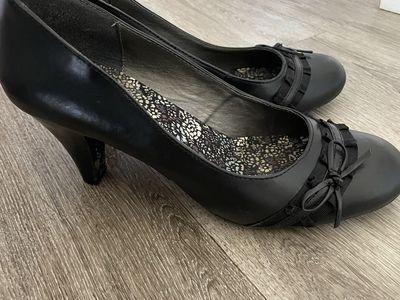 9.5 black ruffle bow mudd women’s heels