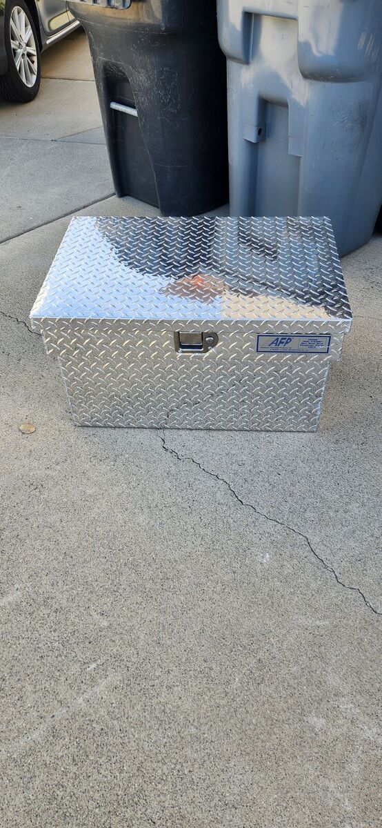 Medium Diamond Plated Locking Aluminum Tool / Storage Box