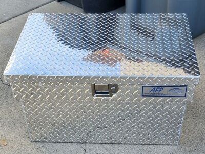 Medium Diamond Plated Locking Aluminum Tool / Storage Box