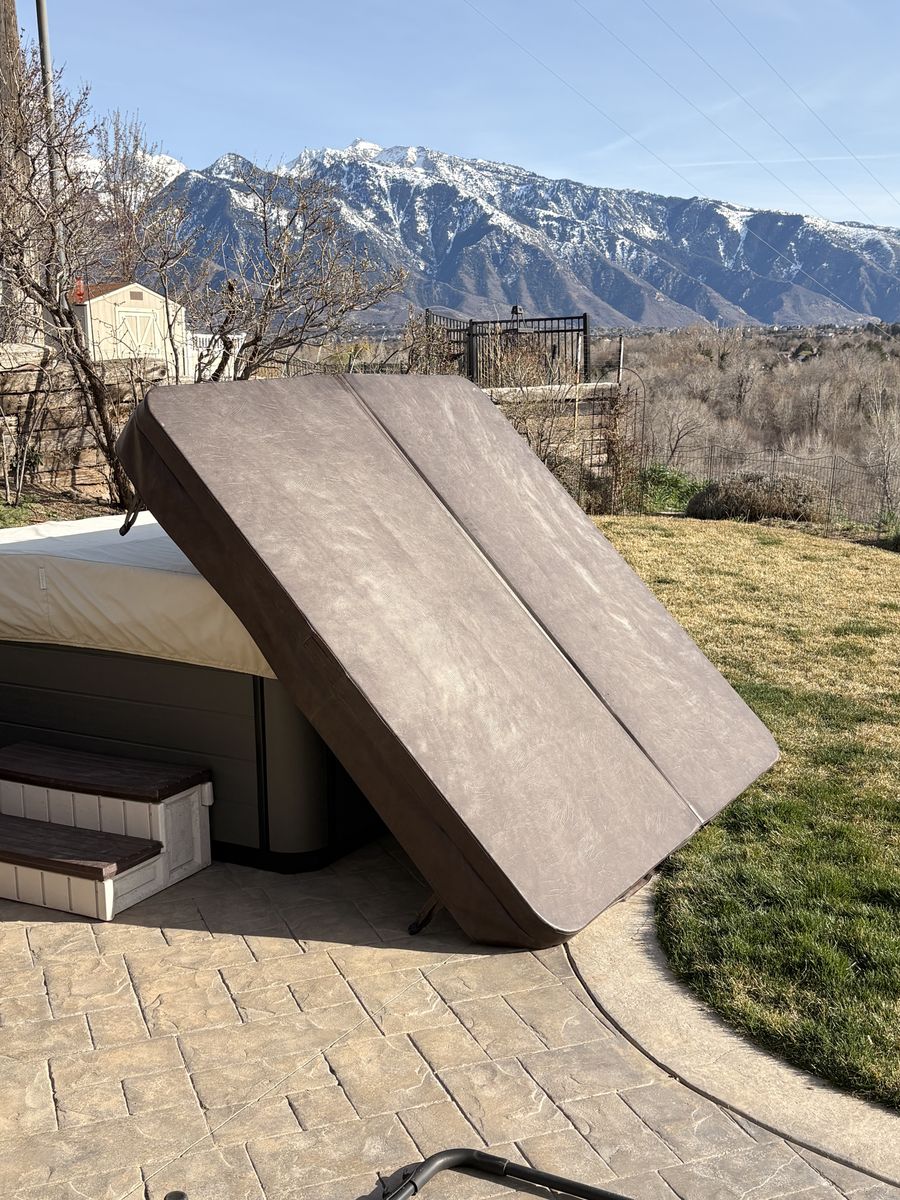 Spa cover and cover lift