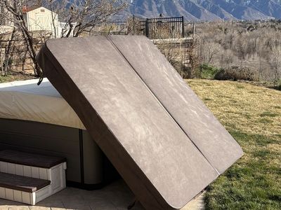 Spa cover and cover lift