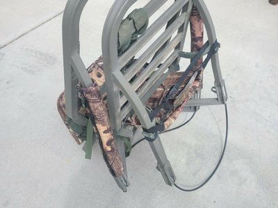Climbing tree stand, like new