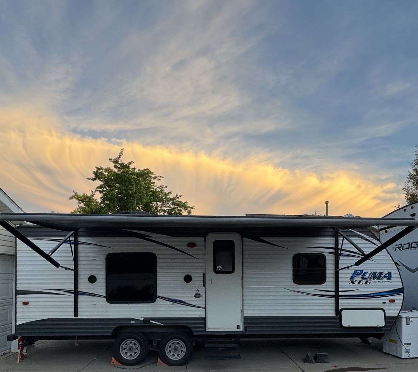Palomino Puma XLE Travel Trailer - Dual Axle with Power Awning Camper Trailer