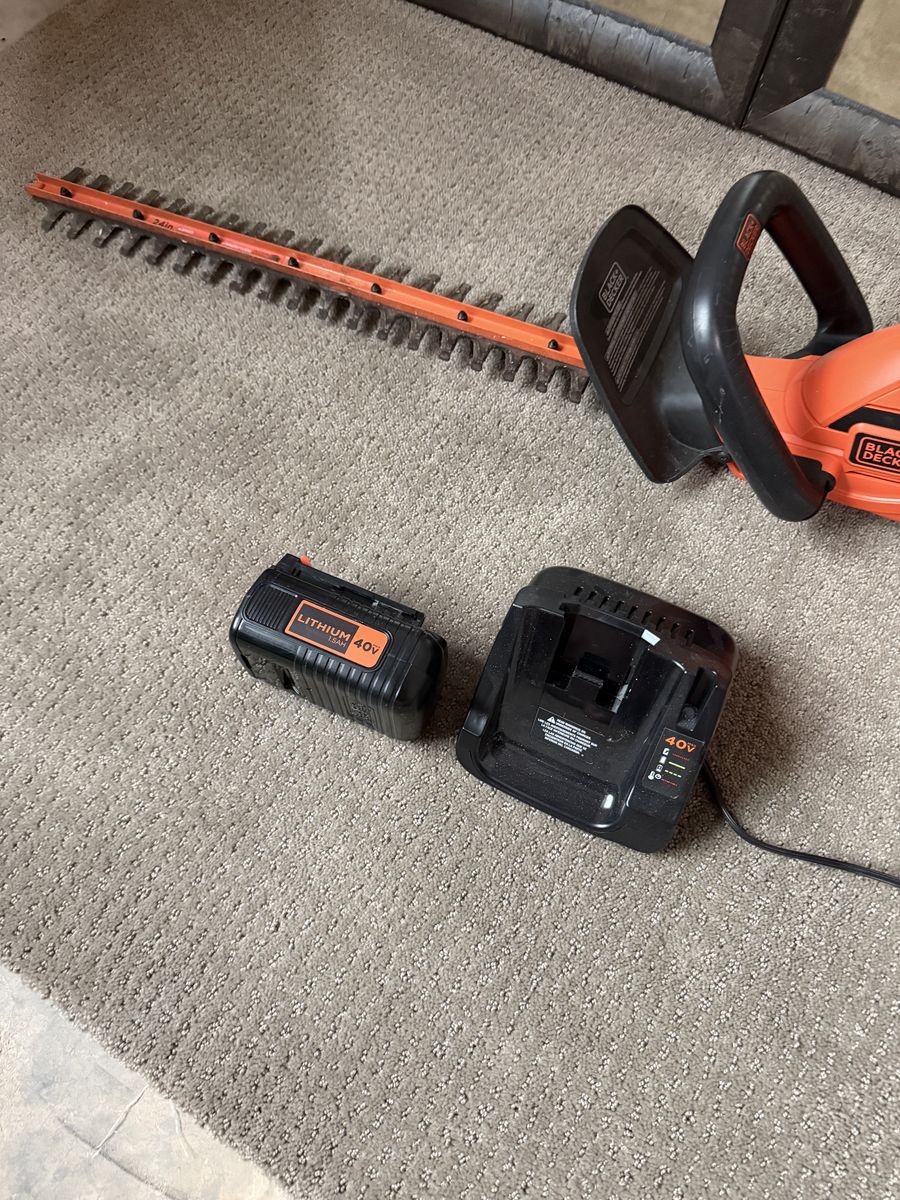 Black & Decker 40V Cordless hedge trimmer