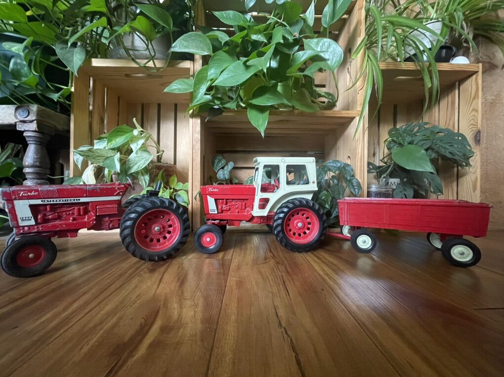 Vintage ERTL 1/16 Tractors And Trailer