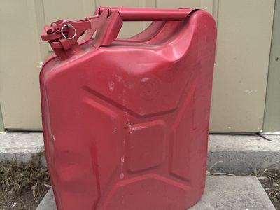 Metal gas can 5 gallon