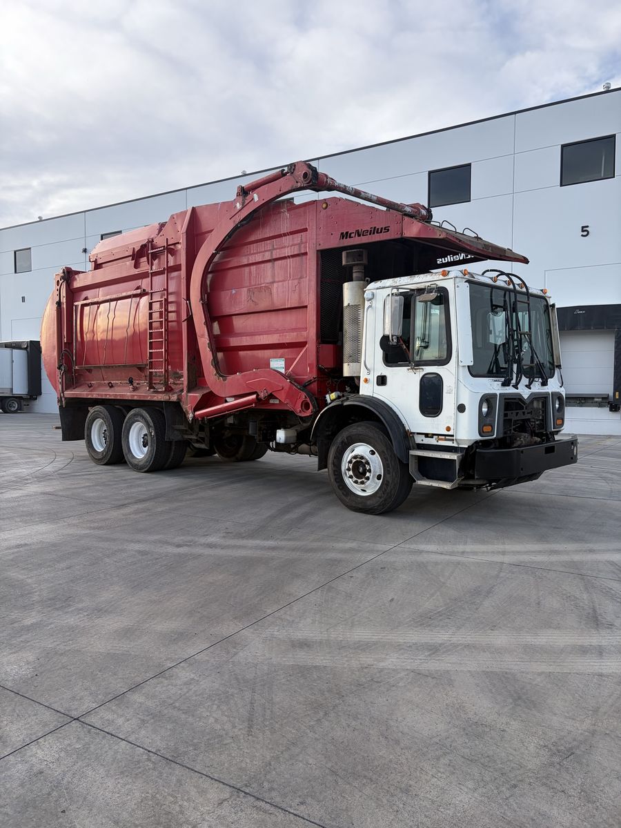 2012 Mack MRU633 Garage Truck