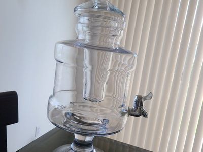 Glass beverage dispenser