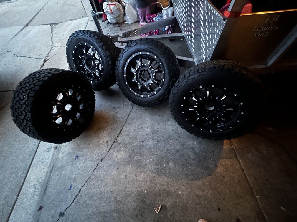 Tires and wheels for jeep grand Cherokee