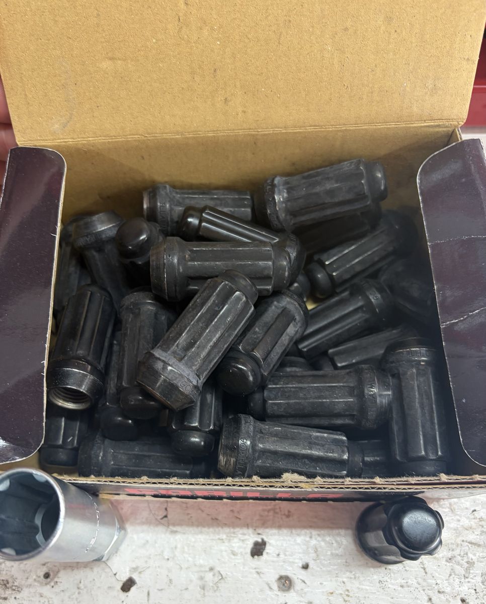 Lug Nuts M14-1.50 (x24)