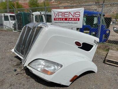 Used Peterbilt 579 Hood, Heavy Damage