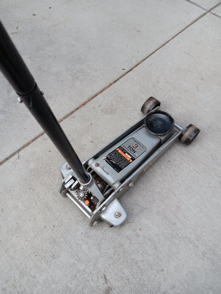 Companion 3 Ton Hydraulic Floor Jack. Excellent Conditions!