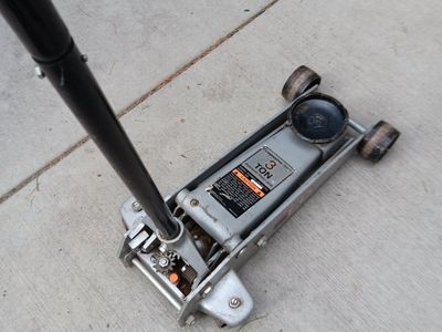 Companion 3 Ton Hydraulic Floor Jack. Excellent Conditions!