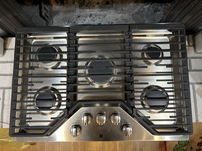 GE 30” Built-in 5-Burner Gas Cooktop with Grates