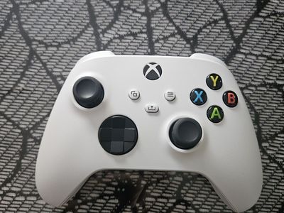 Official Xbox Wireless Controller - Robot White (Model 1914) with Original Packaging