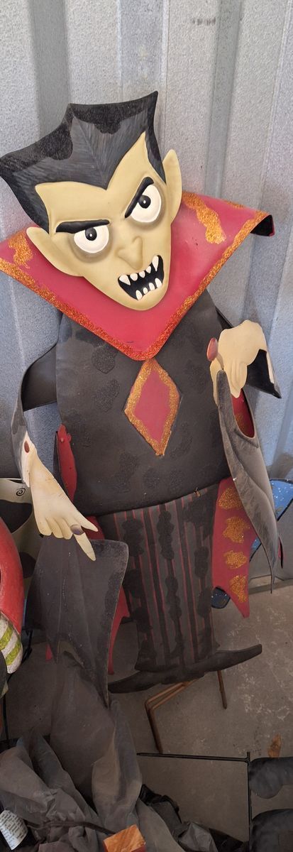 Halloween vintage METAL 4 FT STANDING DRACULA