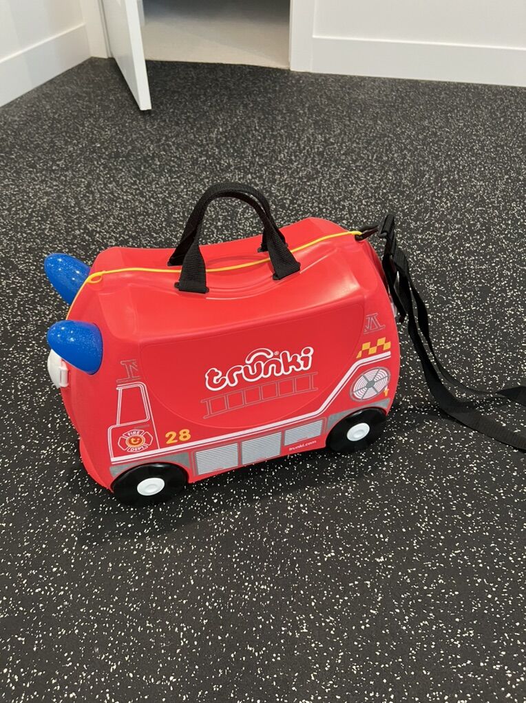 Like New Trunky Ride On Kids Suitcase