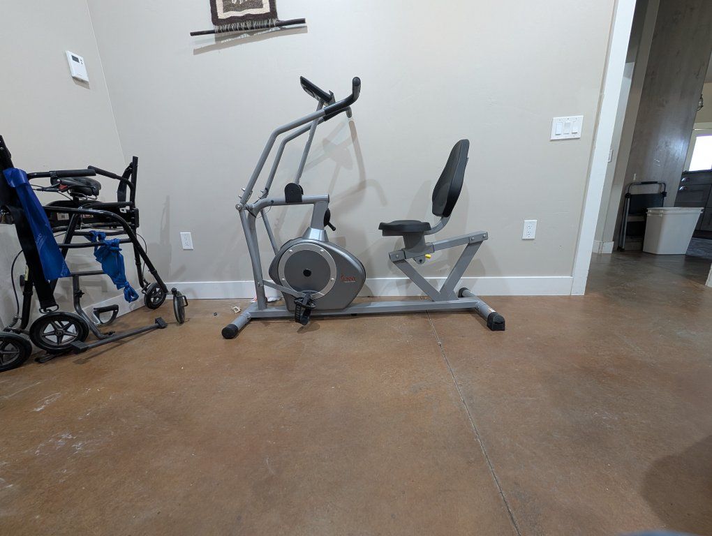 Sunny Health & Fitness SF-B2729 Recumbent Cross Trainer / Elliptical - Great Condition
