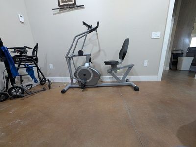 Sunny Health & Fitness SF-B2729 Recumbent Cross Trainer / Elliptical - Great Condition