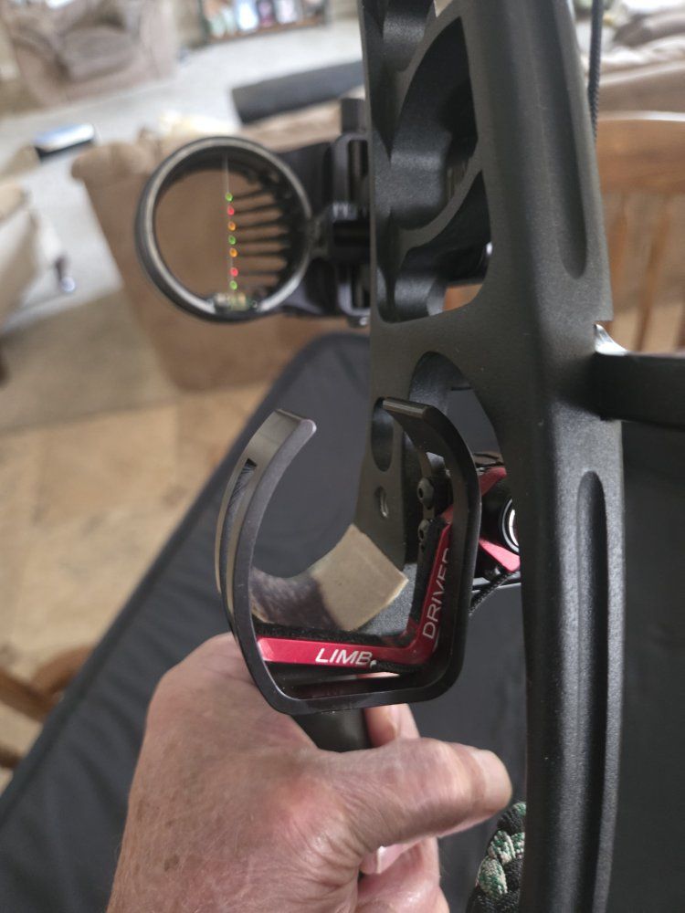 Hoyt Maxxis 35 Compound Bow Package with Limb Driver Rest, Sight & Arrows