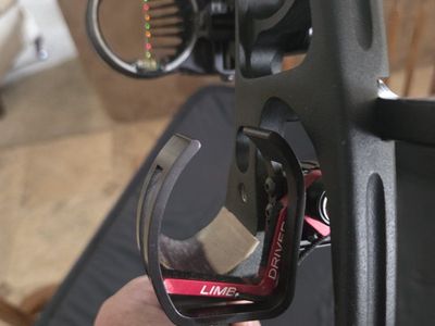 Hoyt Maxxis 35 Compound Bow Package with Limb Driver Rest, Sight & Arrows