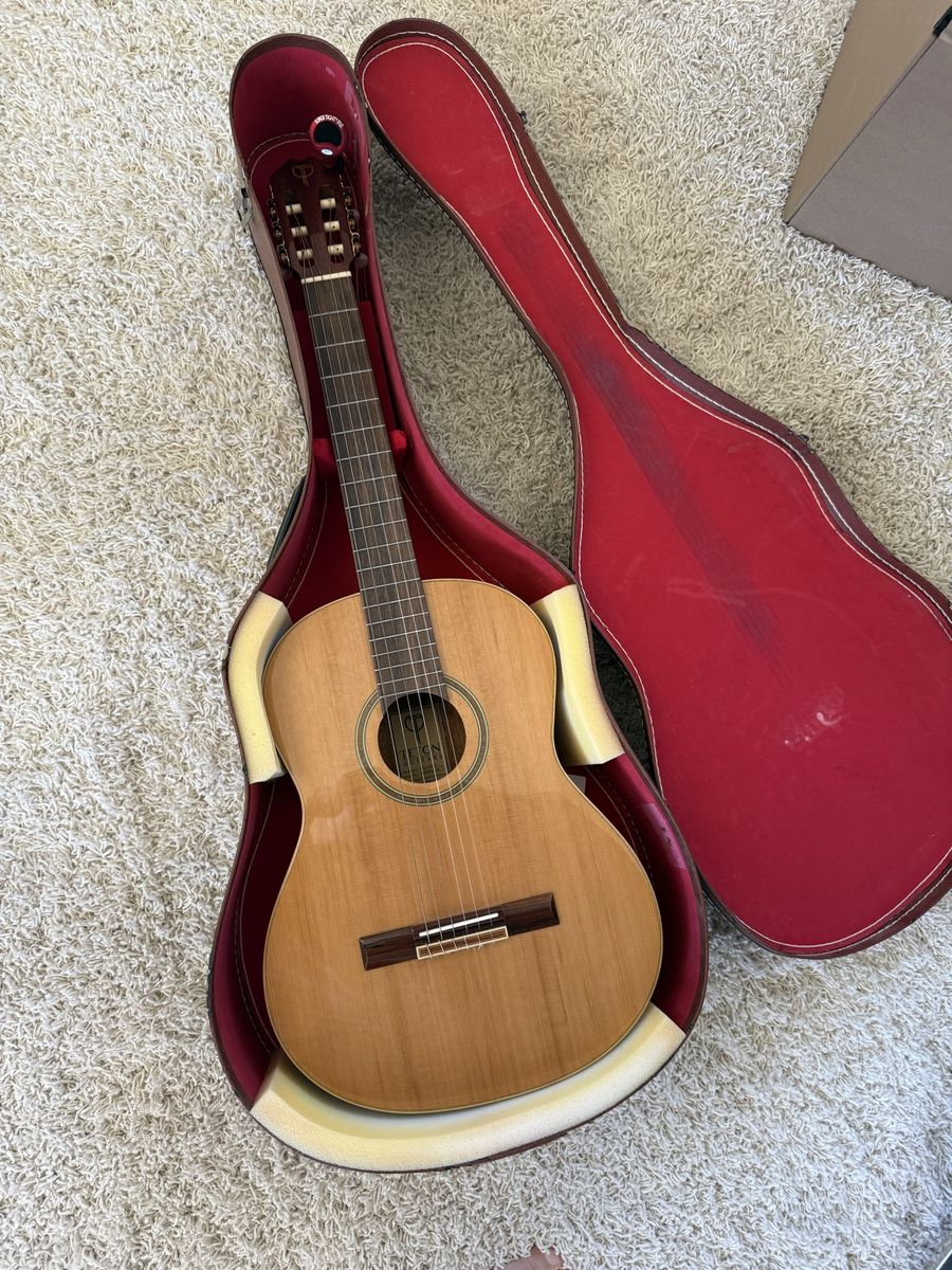 Teton Guitars Classical Acoustic Guitar with Hardshell Case