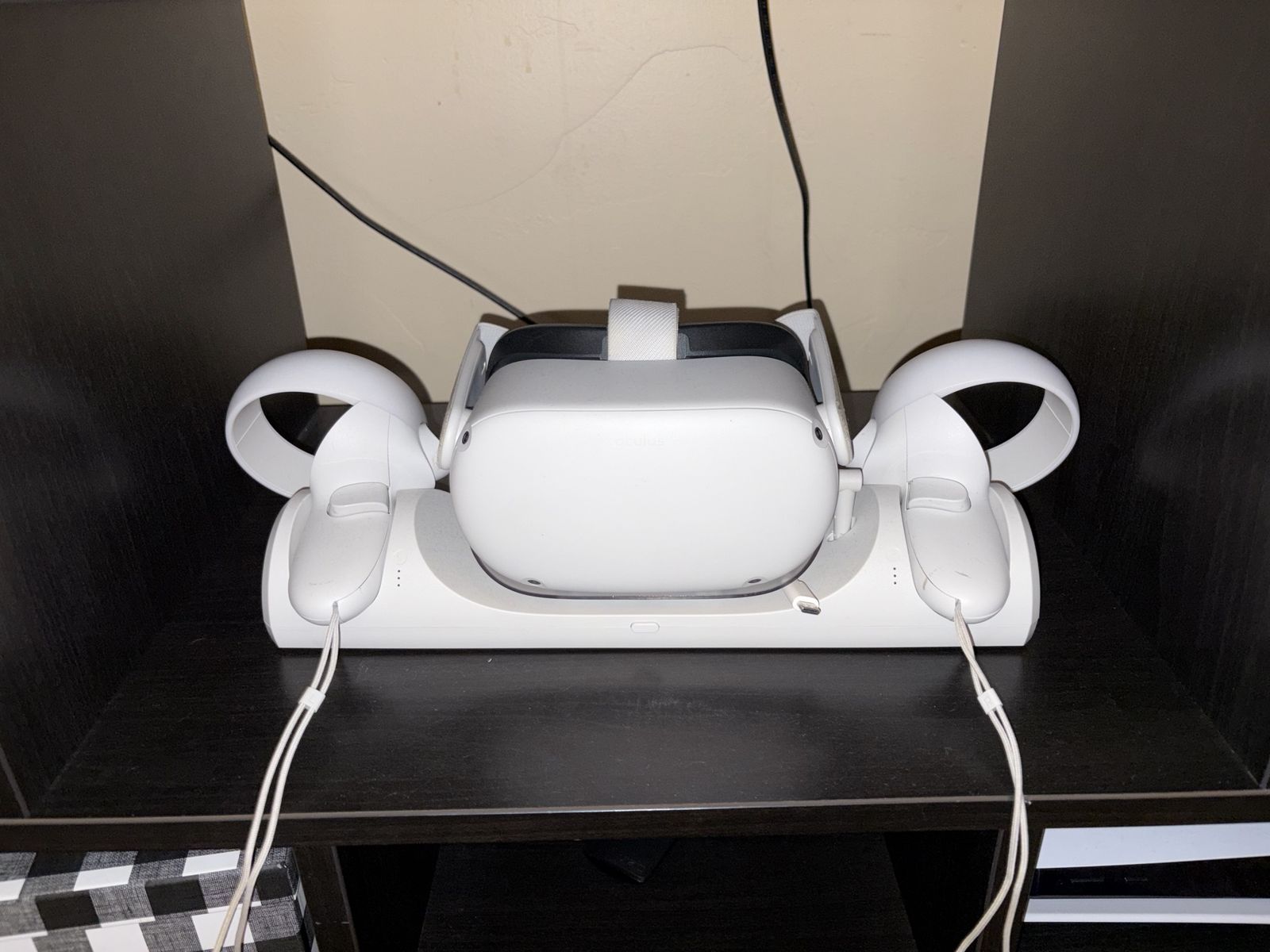 Oculus Quest 2 w/charging stand