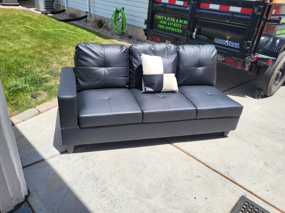 Leather/Vinyl Sofa Piece w/Pillows 
Black**
