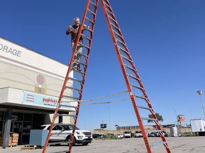 WERNER Fiberglass Twin Ladder 20 ft, 300 lbs cap Orange T7420
